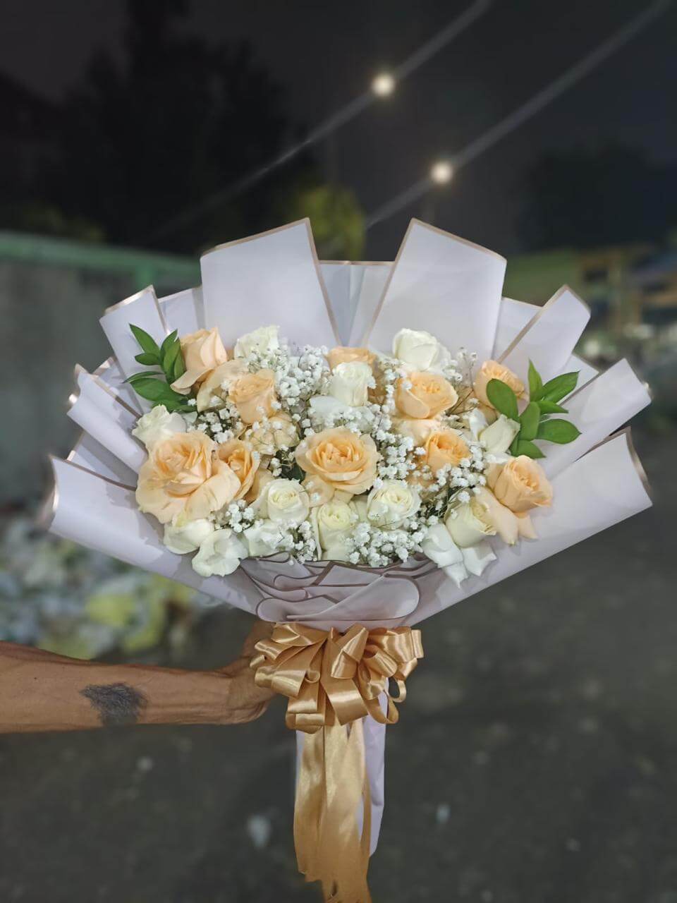 hand bouquet buket bunga segar mawar peach Tugu Cimanggis Depok Daniah Florist