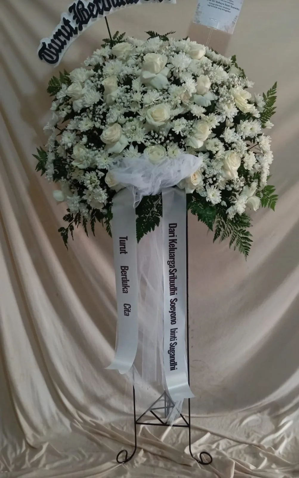 Standing Flower Duka Cita Sepasang – Daniah Florist Depok standing flower duka cita sepasang mawar putih Kukusan Depok toko bunga Daniah Florist