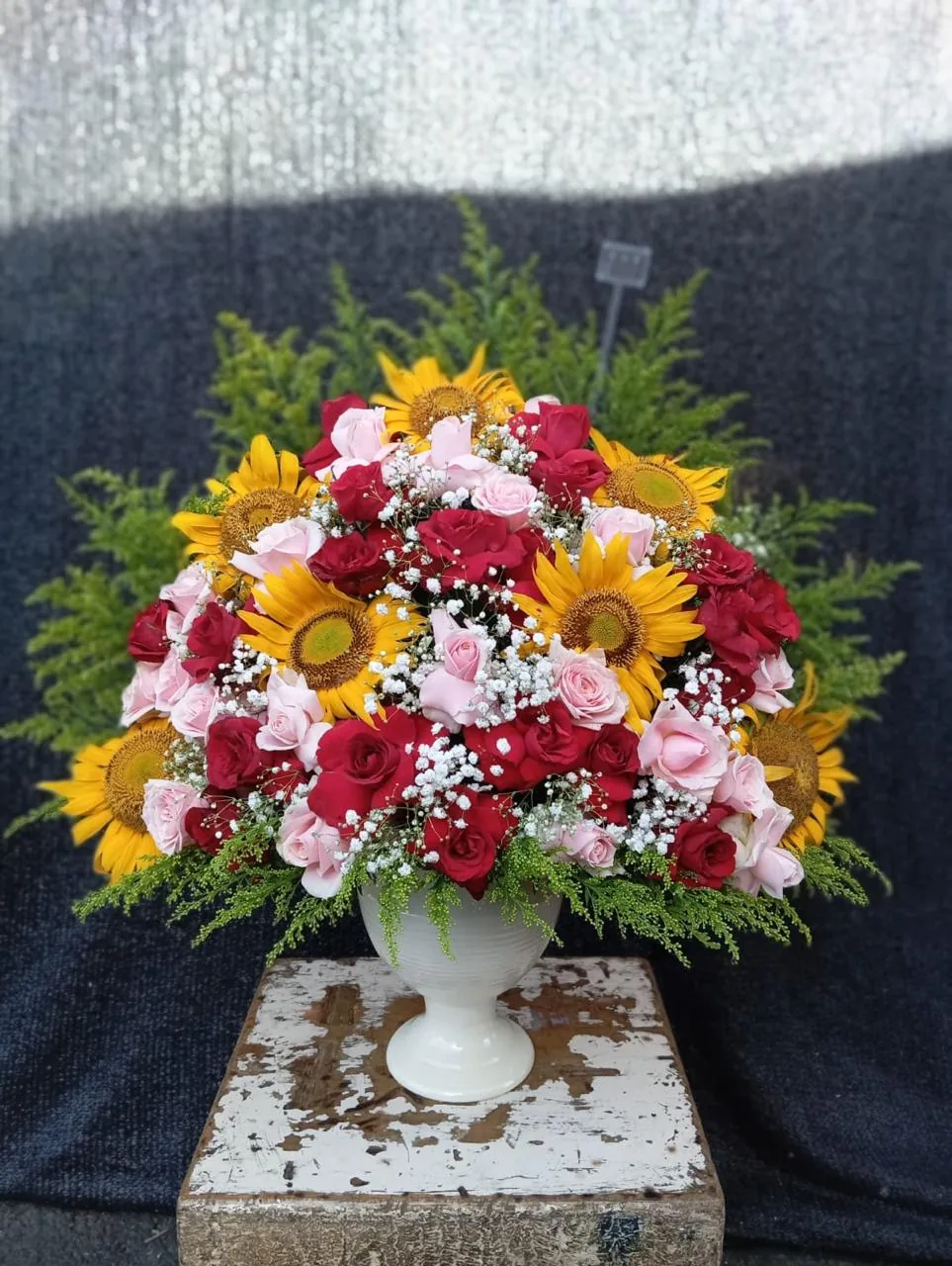 bunga vas rangkaian bunga segar hadiah ulang tahun anniversary Tugu Cimanggis Depok Daniah Florist