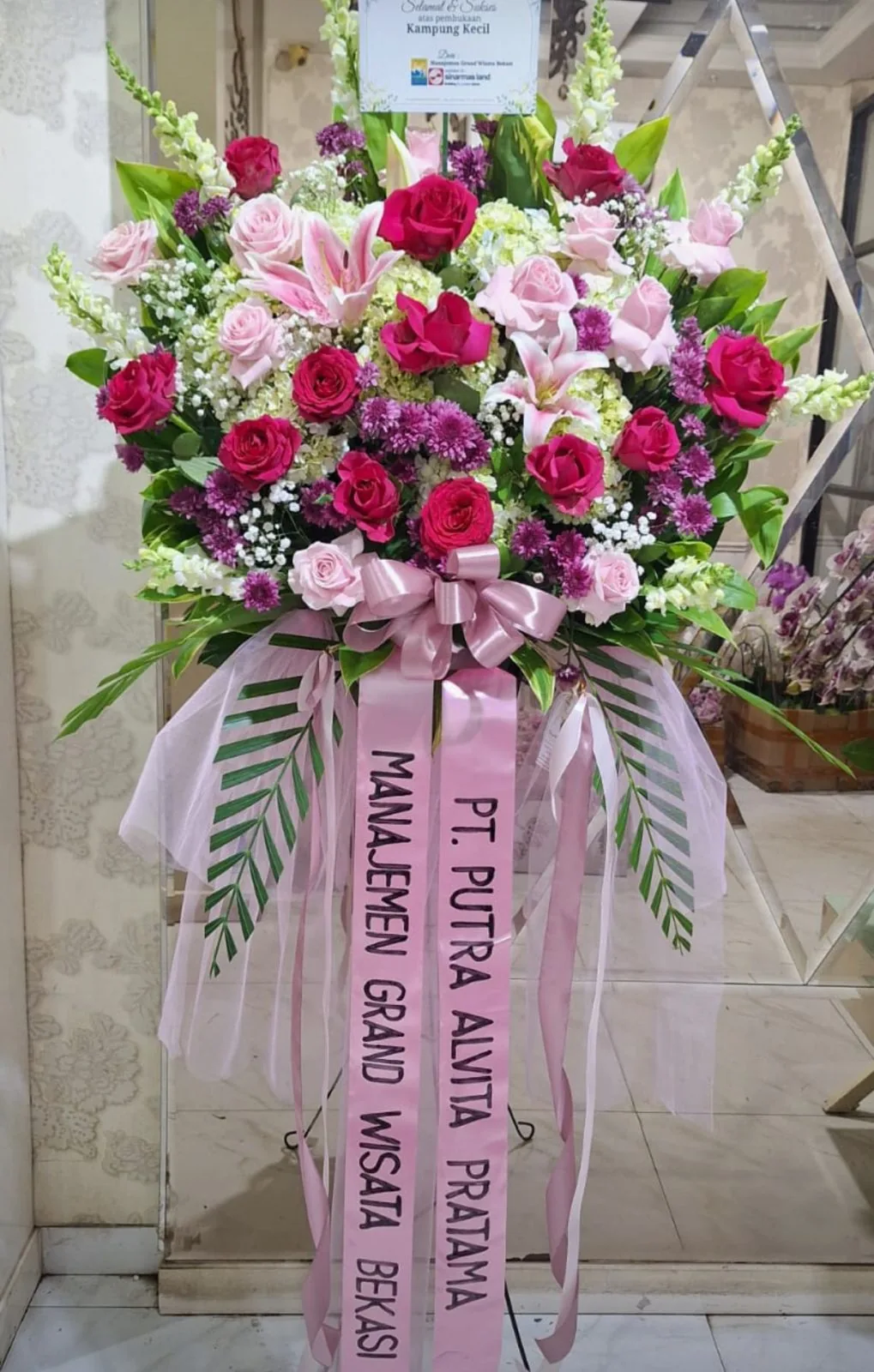rangkaian standing flower selamat sukses bunga segar Cimanggis Depok toko bunga Daniah Florist
