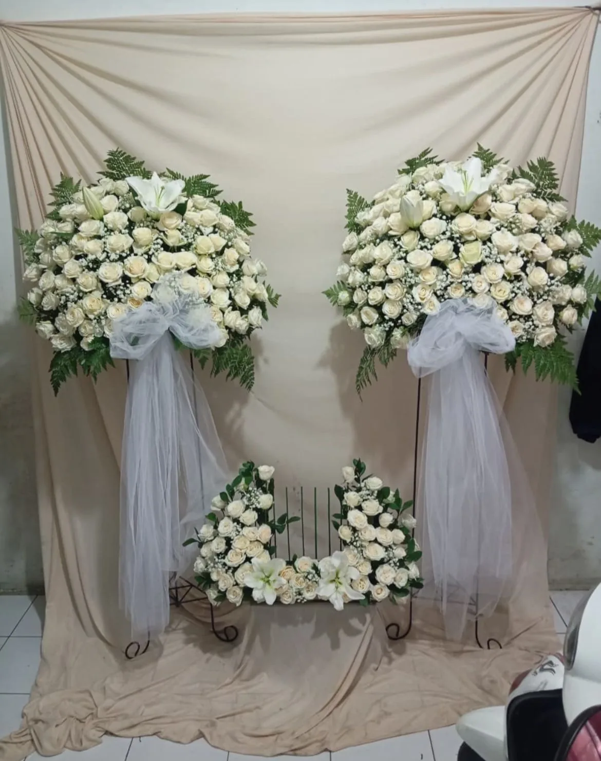 Rangkaian Standing Flower – Daniah Florist Kukusan Depok rangkaian standing flower selamat sukses bunga segar Kukusan Beji Depok Daniah Florist