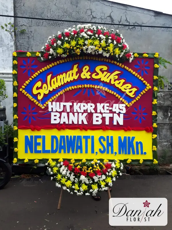 Bunga Papan Selamat Sukses Marun Kuning Klasik SS-15 - Daniah Florist Jabodetabek dan Karawang