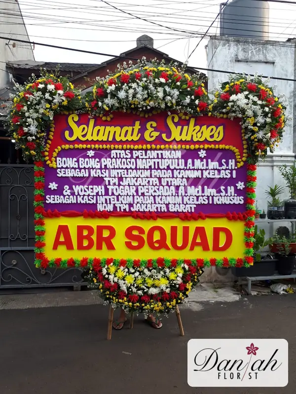 Bunga Papan Selamat Sukses Ungu Kuning Mahkota Lengkung SS-02 - Daniah Florist Jabodetabek dan Karawang