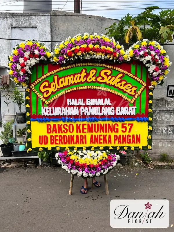 Bunga Papan Selamat Sukses Tiga Mahkota Hijau Merah SS-12 - Daniah Florist Jabodetabek dan Karawang