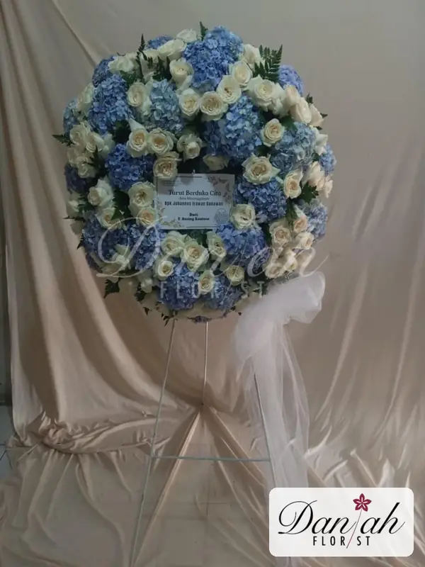 Standing Flower Wreath Hydrangea Biru SF-06 - Daniah Florist Jabodetabek dan Karawang